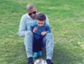 فيديو.. محمد زيدان يعلم نجله مهارات كرة القدم على تيك توك فى العزل المنزلى