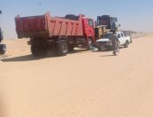 جهاز تعمير الوادى الجديد يزيل الرمال المتراكمة بفعل الرياح على طريق الفرافرة ديروط (صور)