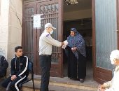 للوقاية من كورونا.. شباب قرية طوخ الأقلام ينظمون المواطنين أمام البريد  