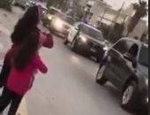 الحب والبراءة.. طفلتان تنثران الورود على موكب لقوات الأمن بالأردن (فيديو)