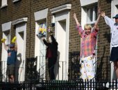 بريطانيون يؤدون التمارين الرياضية أمام منازلهم رغم الحظر بسبب كورونا