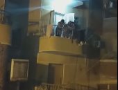 جيران طبيب بأسوان يستقبلونه بالزغاريد بعد عودته من العمل بمستشفى العزل.. فيديو