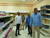 صور.. رئيس مدينة الطود يتفقد المحلات التجارية ومنافذ الخضراوات والمخابز