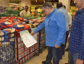 جولة لمحافظ البحر الأحمر للاطمئنان على توافر السلع بالغردقة.. صور 