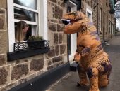 عودة عصر الديناصورات.. ظهور جديد لـ"ريكس" بشوارع أسكتلندا لتسلية الناس فى العزل