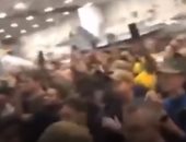 وداع مؤثر بين قائد حاملة الطائرات الأمريكية الموبوءة بكورونا وجنوده.. فيديو