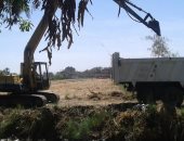 صور.. رى الأقصر ترفع المخلفات والقمامة من المصارف والترع بمدينة الطود