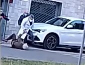 طبيب يضرب عجوزا فى إيطاليا بسبب طلب المساعدة.. فيديو