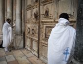 رهبان يقدمون أغصان الزيتون للمسيحيين في القدس الخالية من المارة في أحد السعف