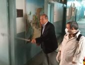 وكيل تعليم المنيا يساعد عامل فى تعقيم مكاتب المديرية ..صور