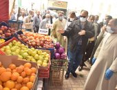 محافظ أسيوط يفتتح معارض بيع الخضار والفاكهة والسلع بأسعار مخفضة