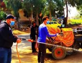شباب قرية أبو السيد بالبحيرة يطهرون الشوارع لمكافحة فيروس كورونا