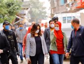 محافظ دمياط تتابع عمليات الرصف فى منطقة الخضرى بالأعصر.. صور