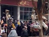 خوفا من كورونا.. شكوى من زحام شديد أمام أحد البنوك بقنا  