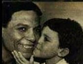 محمد إمام فى صورة نادرة مع والده الزعيم: "أول مرة أشوفها.. جبتوها منين"
