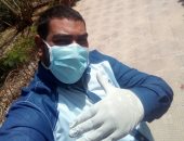 بالكمامة والجوانتى.. "بلال" من الاسماعيلية يشارك فى مبادرة "احمى نفسك"