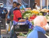 سوق شعبية فى روما تستقبل المتسوقين بعد تراجع حالات كورونا الحرجة بإيطاليا.. فيديو