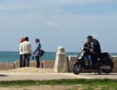 فيديو وصور.. كورنيش الإسكندرية لا يعرف كورونا.. تجمعات للتنزه رغم التحذيرات