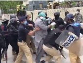الشرطة الباكستانية تعتقل 30 طبيبا وتفض احتجاجا على نقص معدات الوقاية.. فيديو