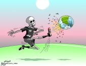 كاريكاتير صحيفة سعودية.. كورونا يتلاعب بالكرة الأرضية