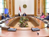 توجيهات عاجلة من السيسى للتخفيف من التداعيات الاقتصادية لـ"كورونا".. منحة 500 جنيه شهرياً للعمالة غير المنتظمة.. إسقاط الضريبة العقارية على المنشآت الفندقية والسياحية لمدة 6 أشهر.. وسداد 30% من مستحقات المصدرين