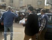 توزيع ألف كمامة على عمال النظافة بمدينة الشهداء فى المنوفية.. صور