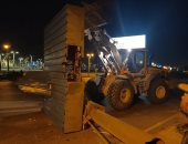 حملات لإزالة الإعلانات المخالفة وسط الإسكندرية بالتزامن مع الحظر.. صور