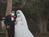 عريس يشارك بصور زفافه بالكمامة وبدون معازيم للوقاية من كورونا