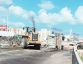 انقلاب سيارة محملة بالقمامة على الطريق الدولى غرب الإسكندرية