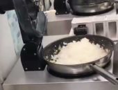 ربوتات للطبخ والدليفرى فى الصين لمنع انتشار عدوى كورونا.. فيديو