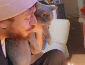 سعد لمجرد يحتفل بعيد ميلاده بمفرده مع قطته.. ويعلق: يارب أذهب عنا الوباء