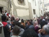 قارئ يرصد تجمعات وزحام المواطنين أمام أحد البنوك بكفر الشيخ