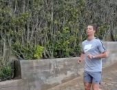 فيديو.. رونالدو يتدرب بالمنزل مع صديقته.. ويعلق: شريكتى الجميلة فى التمرين