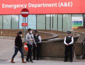 صور.. الشرطة البريطانية ووسائل الإعلام يحاصران مستشفى يرقد داخلها جونسون