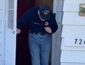 مسن أمريكى يتحدى كورونا بالرقص أمام منزله أثناء ساعات الحجر الصحى.. فيديو