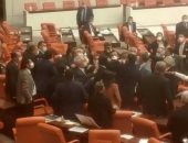 خناقة بالبرلمان التركى بين أعضاء حزب حليف لأردوغان وأخر معارض.. فيديو