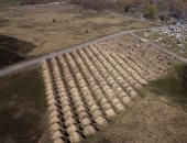 شاهد..عمدة مدينة أوكرانية يحفر 615 قبرا لإجبار المواطنين على البقاء بالمنازل