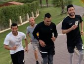 صور .. الحضرى يؤدى تدريبات منزلية مع طارق حامد 