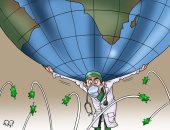 الأطباء ينقذون العالم من كارثة فيروس كورونا في كاريكاتير اليوم السابع