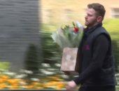 فيديو.. حكومة بريطانيا تستقبل الزهور والهدايا لـ بوريس جونسون