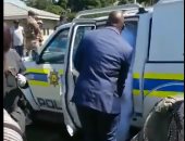 القبض على عروسين فى يوم زفافهما والمدعوين بجنوب أفريقا والسبب "اختراق الحظر"