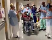  مشهد مؤثر لرجل 84 سنة يتعافى من كورونا وسط تصفيق الأطباء والتمريض.. فيديو