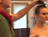 فيديو.. بروس ويليز يحلق شعر ابنته خلال تواجدها بالحجر المنزلى