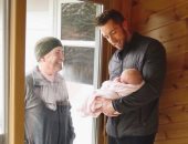 مسن أمريكى يسير 6 كيلو ليشاهد حفيدته من خلف النافذة خوفا عليها من كورونا