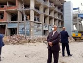 محافظ القاهرة يتابع إزالة بناء مخالف فى عين شمس ويحول الملاك للنيابة العسكرية