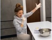 كحك العزل.. ميريام فارس بتسلى نفسها فى الحجر  بتحضير معمول العيد.. فيديو