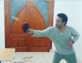 العزل وسنينه.. سامح حسين بيلعب "بينج بونج" مع الحيطة.. فيديو