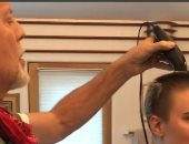 شغال حلاق فى العزل.. بروس ويلز يساعد ابنته تالولا على قص شعرها.. فيديو