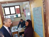 صور.. وكيل تعليم الفيوم يتفقد منافذ صرف المعاشات بالمدارس