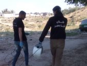 صور.. طلاب التربية الرياضية بالعريش يعقمون العمارات السكنية بحى الريسة